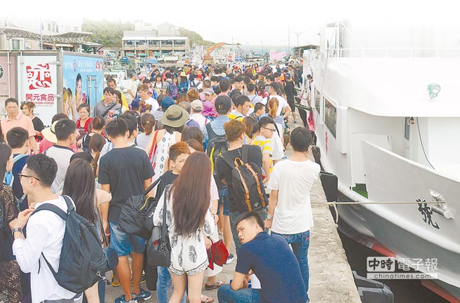 “尼伯特”轉強臺 綠島遊客撤回3700人兩岸船班停航