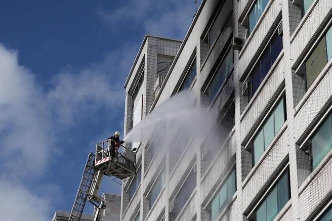 贍養中心位於工業園區大樓的8樓，消防員射水降溫