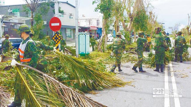 臺軍進駐臺東協助重建，颱風剛走，馬路上全是遭吹倒的樹木