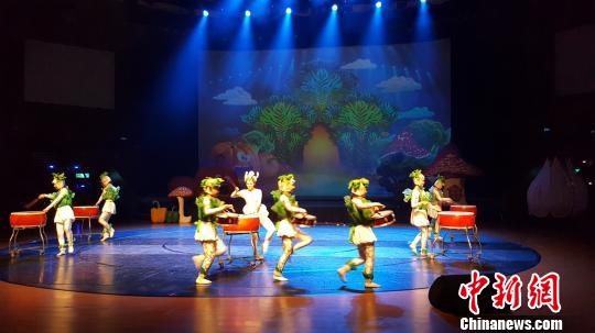 河北雜技音樂兒童劇《蔬菜總動員》在臺灣佛光山佛陀紀念館演出。　李春雷 攝