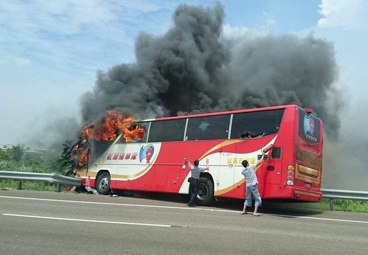 臺灣一遊覽車發生火燒車事故，已致26人死亡
