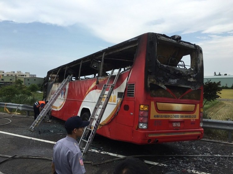 臺遊覽車起火26死 目擊者:乘客猛拍窗求救但無人逃出