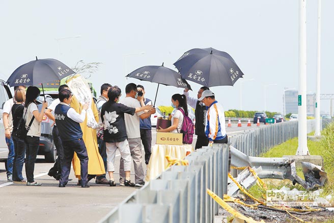 罹難者家屬24日上午到事發地點招魂。（圖片來源：臺灣《中時電子報》）