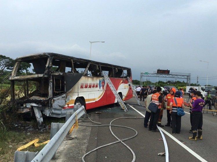 臺灣一遊覽車發生火燒車事故，已致26人死亡。(圖片來源：臺灣《聯合報》)