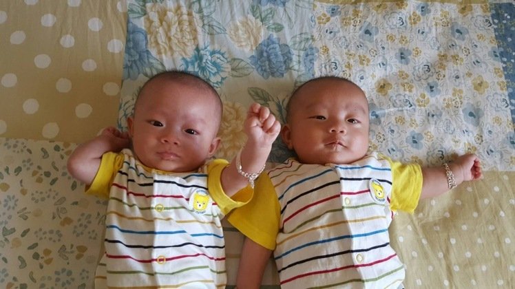 何太太順利産下雙胞胎男寶寶，二人至今已滿2個月大，健康活潑。（圖片來源：臺灣《聯合報》）