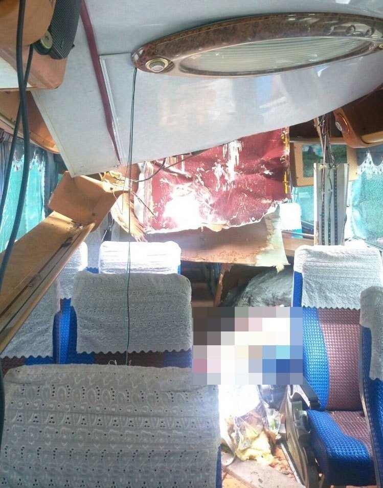 臺灣遊覽車遭落石砸中，1女遊客當場死亡。（圖片來源：臺灣《聯合報》）