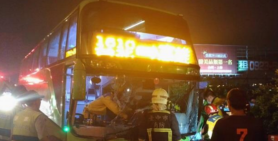 臺中市一客運司機駕駛中暈倒 7名乘客5人受傷
