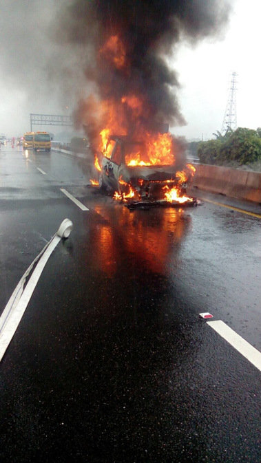 臺灣高雄路段發生火燒車意外 駕駛員及時逃脫