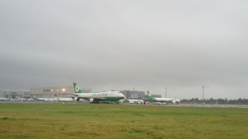 　　長榮航空一架747-400的貨機降落後爆胎,一度停在桃園機場滑行道上。 圖/桃園機場公司提供