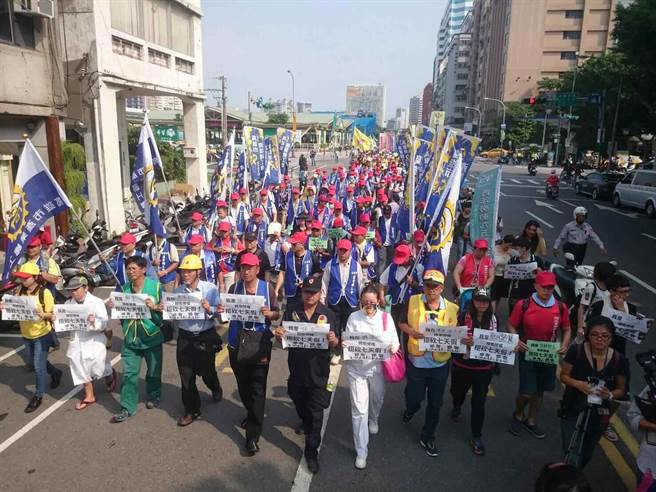 臺灣2000余勞工走上街頭 抗議蔡英文當局休假政策