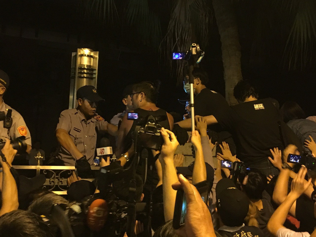 臺灣民眾抗議民進黨強審法案，試圖再度衝入民意機構。（圖片來源：臺灣《聯合報》）
