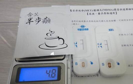 警方查獲印有“含笑半步癲”字樣的毒品咖啡包。（圖片來源：臺灣《中時電子報》）