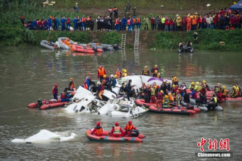 資料圖:2015年2月4日上午,搭載58人的臺灣復興航空GE-235班機從臺北松山機場起飛後不久墜入基隆河。<a target='_blank' href='http://www.chinanews.com/'><p  align=