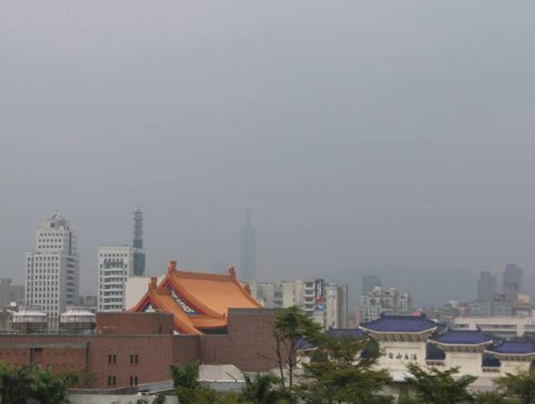 臺北天空灰濛濛，101大樓憑空消失。（圖片來源：臺灣《聯合報》）