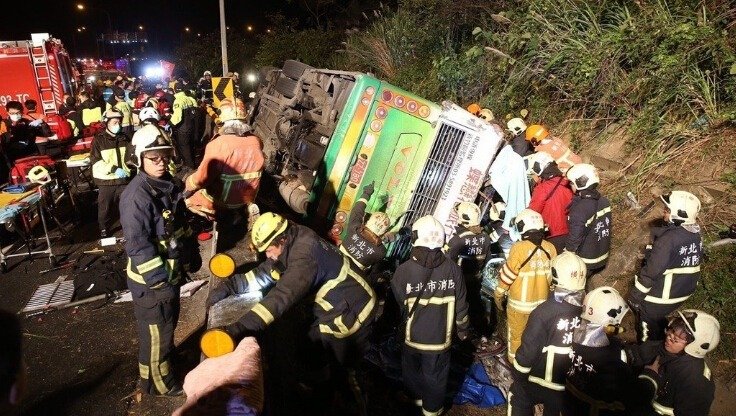 臺遊覽車翻覆現場悽慘 消防人員:從沒搬過這麼多屍體