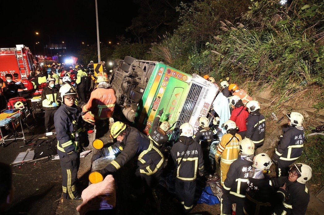 臺灣“高速5號”公路13日晚發生遊覽車翻覆事故，34人死，10人輕重傷。）