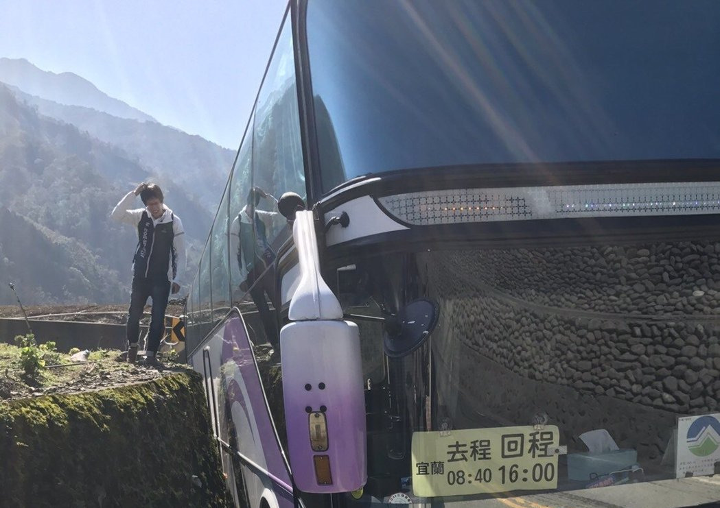 又出事故！臺灣一輛賞櫻車發生擦撞山壁意外