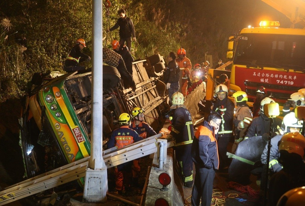 臺灣遊覽車在高速公路翻覆釀成33死