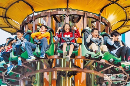 臺灣邁入高齡化社會，6成8縣市老人比小孩還多，圖為幼童在遊樂園遊玩，享受快樂童年。(臺灣《中國時報》資料照片)