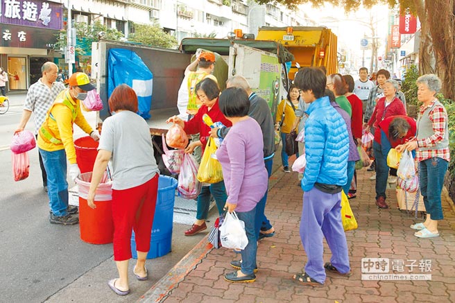 “一例一休”造成臺灣産業動蕩，而臺北市清潔隊員亦傳出在假日人力不足的狀況