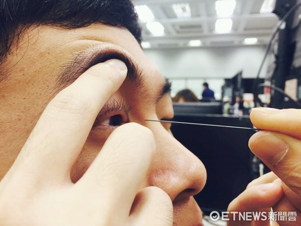 轉筆有風險！臺灣一男孩課堂轉筆 筆芯入眼險失明