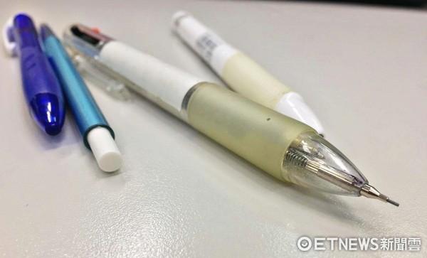 轉筆有風險！臺灣一男孩課堂轉筆 筆芯入眼險失明