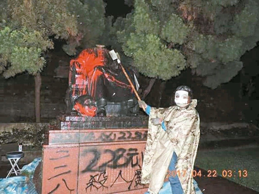 陽明公園花鐘旁的蔣介石銅像遭人潑漆、砍斷銅像頭部。
