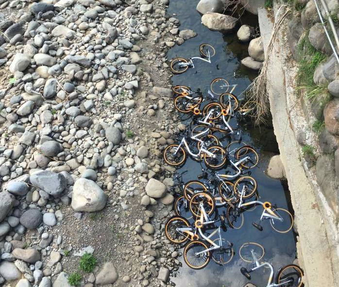 臺灣共用單車oBike遭惡搞 數十輛車被丟進溪裏泡水