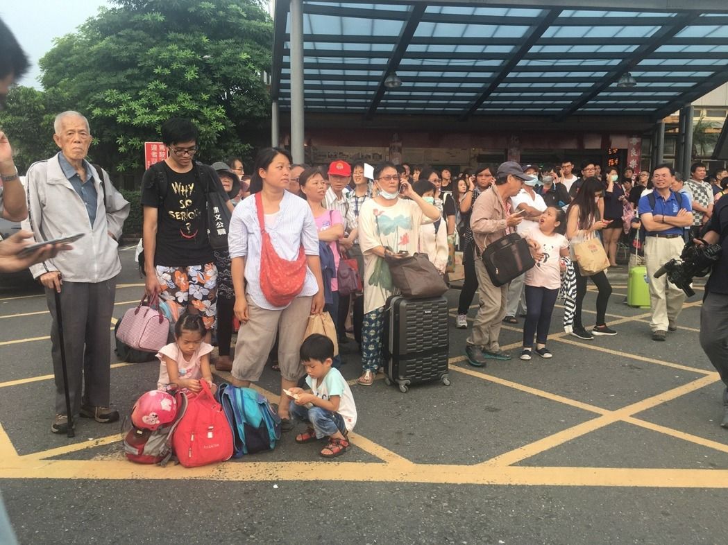 臺鐵列車出軌南北雙向通行受影響，乘客擠在善化站。