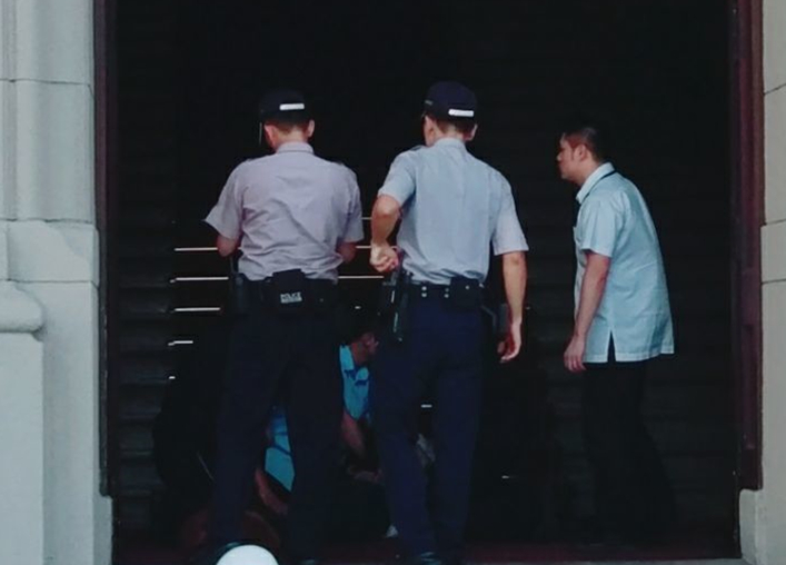 突發:蔡英文辦公室"憲兵"遭人持刀砍傷 涉事男子被逮