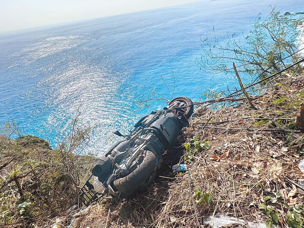 有民眾發現一輛摩托車懸挂在臺9線公路一處懸崖邊。 圖片來源：臺灣“中時新聞網”