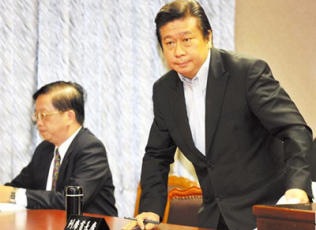 臺陸委會副主委張顯耀稱“被辭職” 與陸委會互杠