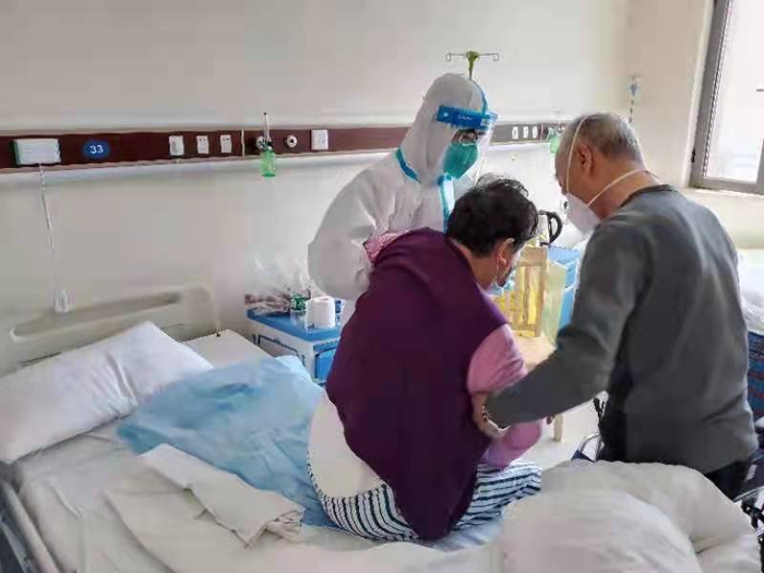 直擊上海ICU：托起老年重症患者的“生命方舟”