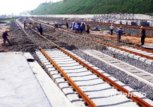 2009年8月11日，據中國鐵道部副部長王志國稱，未來3年鐵路建設投資計劃表已經敲定，平均每年投資資金都將在7000億以上。據悉，2009年全年中國鐵路建設計劃完成投資6000億元，預計到2009年年底，中國鐵路新增運營線路5600公里，鐵路營業里程達到8.6萬公里，將超過俄羅斯，僅次於美國，居於全世界第二。 中新社發 劉君鳳 攝