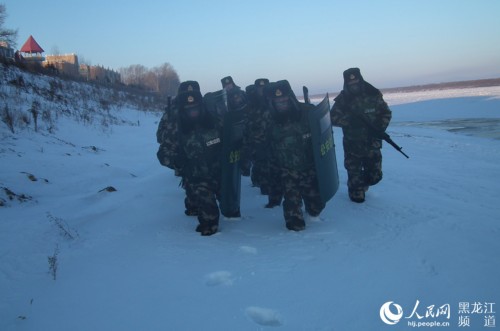 官兵們踏著厚厚的積雪巡邏。