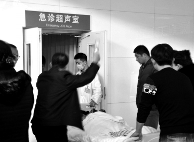 在寧夏醫科大學總醫院，一名傷者被緊急送往超聲室檢查。