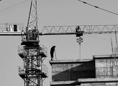 1月5日，犯罪嫌疑人在銀川市賀蘭縣一處工地樓頂與警察僵持。