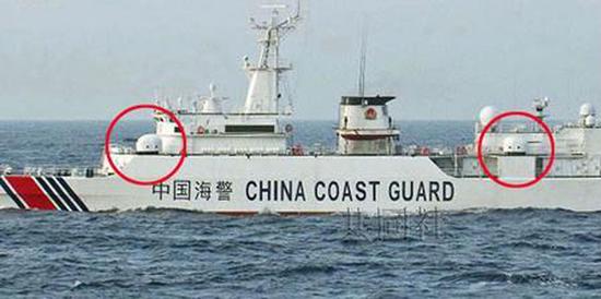 日本海上保安廳聲稱，發現在釣魚島周邊海域航行的一艘中國海警船配備有疑似機關炮的裝置，如圖中圓圈所示。