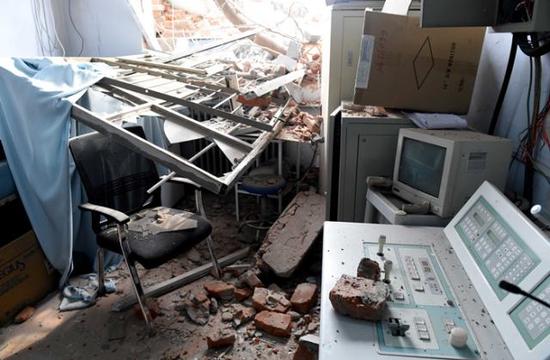 鄭州大學第四附屬醫院被拆的診療室內滿地狼藉。新華社記者 李安 攝