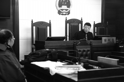      庭審中，審判長向當事人袁先生詢問與案件有關的事宜。