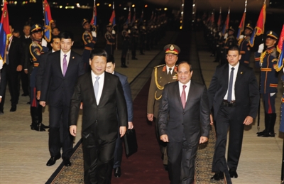 20日，國家主席習近平抵達開羅，開始對埃及進行國事訪問。埃及總統塞西在開羅國際機場熱情迎接習近平。新華社記者 鞠鵬 攝