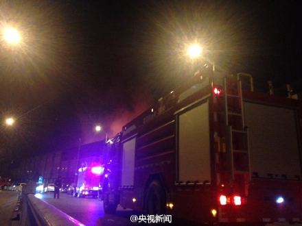鄭州倉庫失火3個消防中隊救火 暫無人員傷亡