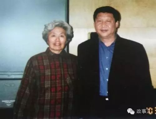 1991年2月14日，鄧小平向上海黨、政、軍負責人祝賀新年，朱鎔基陪同。