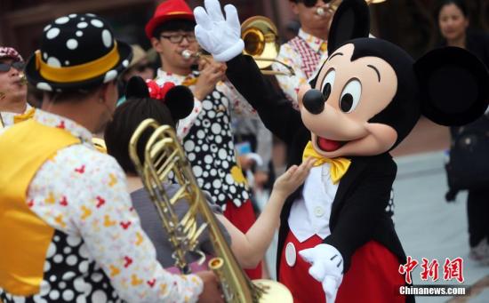 資料圖：6月15日，上海迪士尼樂園舉行“米奇童話專列”主題巡遊。上海迪士尼開幕在即，從14日開始為期3天的上海迪士尼樂園開幕慶典系列活動吸引了近千名嘉賓前來感受迪士尼的無窮魅力。 湯彥俊 攝