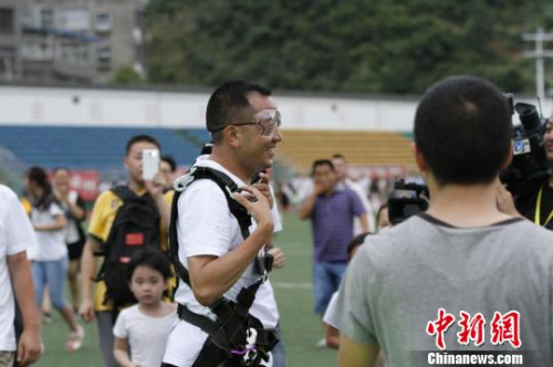 資料圖。圖為湖北巴東縣委書記陳行甲（中） 邊文海 攝