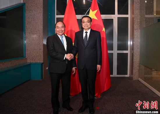 當地時間7月14日下午，中國國務院總理李克強在烏蘭巴托下榻飯店會見越南總理阮春福。中新社記者 劉震 攝