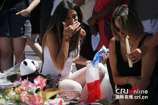 7月16日，法國尼斯，當地民眾持續悼念尼斯恐襲案遇難者。