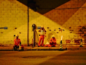 從昨天下午6點開始，排水集團工人就在朝陽區辛店路北湖渠橋下蹲守，隨時準備處理可能出現的積水險情。 北京晨報記者 王巍/攝