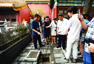 昨天，單霽翔院長（左五）檢查禦花園內的排水系統維護工程。