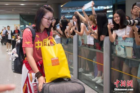 北京時間8月16日清晨，裏約奧運中國游泳隊回國抵達北京機場，傅園慧、寧澤濤等游泳選手被媒體和粉絲包圍。中新社記者 崔楠 攝